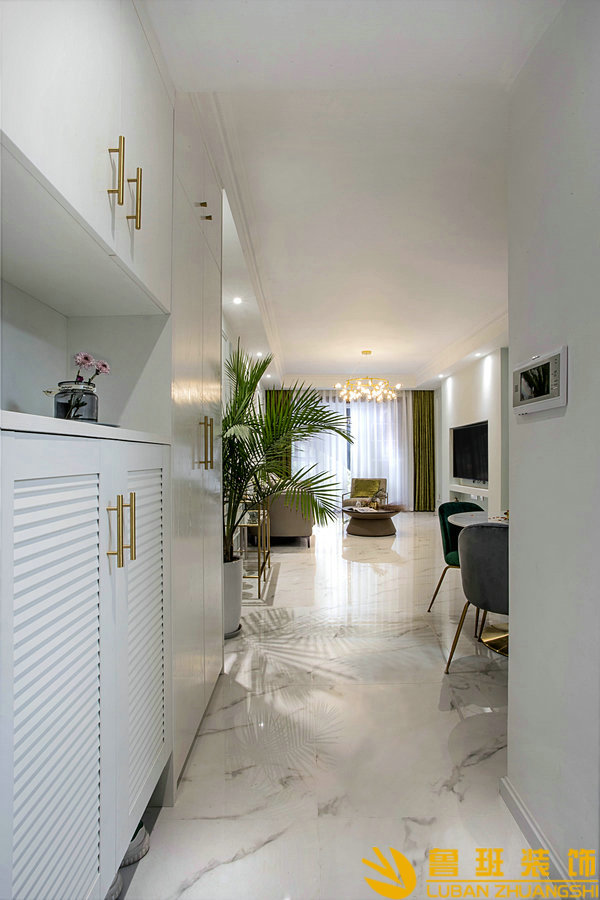 銀海灣85平現(xiàn)代輕奢設(shè)計裝修實景門廳
