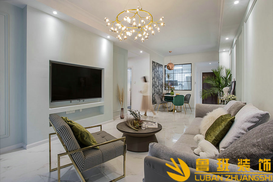 銀海灣85平現(xiàn)代輕奢設(shè)計裝修實景客廳電視墻